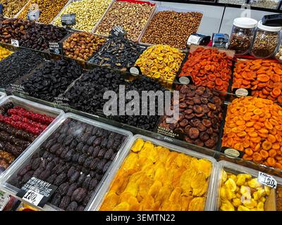 Verschiedene getrocknete Früchte und Nüsse auf dem Markt zum Verkauf Stockfoto