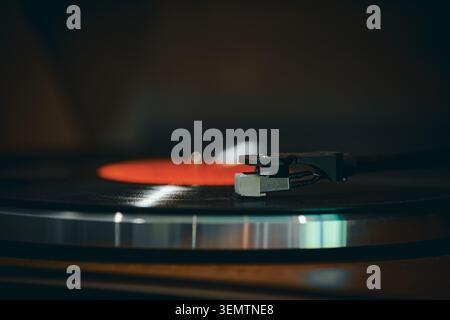 Nahaufnahme des Schallplattenspielers mit Stift auf drehender Platte, analoges Musikkonzept Stockfoto