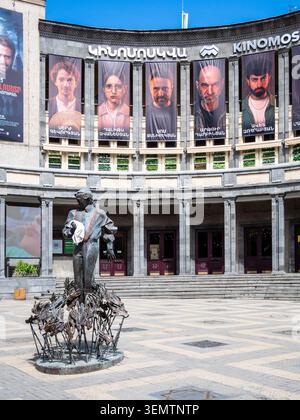 Jerewan, Armenien - 16. Mai 2026: Denkmal für den französischen armenischen Sänger Charles Aznavour vor dem Moskauer Kinogebäude auf dem Charles Aznavour Platz in Stockfoto