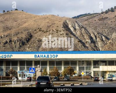 Vanadzor, Armenien - 20. März 2026: Hauptbahnhof in Vanadzor-Stadt in Armenien am sonnigen Frühlingsabend Stockfoto