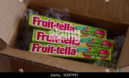 Tambow, Russische Föderation - 22. Mai 2026 drei Packungen mit Frucht-tella-Sauermischung Kaubonbons, verpackt mit Luftpolsterfolie in einem Karton. Stockfoto
