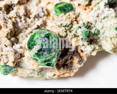 Natürliche, ungeschnittene grüne Dioptase-Kristall-Nahaufnahme in Gesteinsmatrix-Nahaufnahme Stockfoto