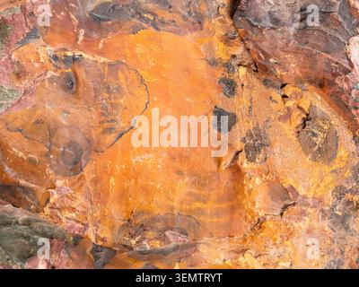 Natürlicher mineralischer Hintergrund – Oberfläche des rauen orange-braunen jaspis-Felsens in Nahaufnahme Stockfoto