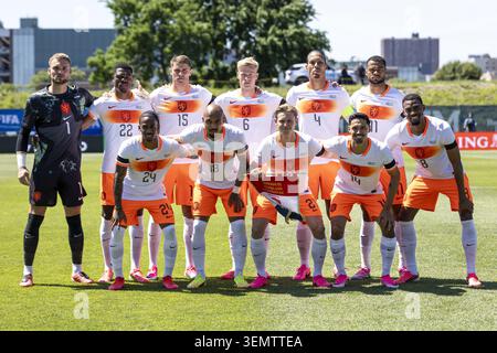 NEW YORK - (links oben) niederländischer Torhüter Bart Verbruggen, Denzel Dumfries aus den Niederlanden, Micky van de Ven aus den Niederlanden, Jan Paul van Hecke aus den Niederlanden, Virgil van Dijk aus den Niederlanden, Cody Gakpo aus den Niederlanden (links unten) Crysencio Summerville aus den Niederlanden, Donyell Malen aus den Niederlanden, Frenkie de Jong aus den Niederlanden, Tijani Reijnders aus den Niederlanden, Niederlande Ryan Gravenberch aus den Niederlanden während des Freundschaftsspiels zwischen den Niederlanden und Usbekistan am 8. Juni 2026 im Icahn-Stadion in New York. Die niederländische Nationalmannschaft ist Prepar Stockfoto