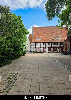 Historisches Fachwerkhaus in einem ruhigen europäischen Altstadthof mit traditioneller Architektur Stockfoto