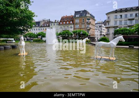 Augustaplatz und Brunnen in Baden Baden Baden. Baden mit Pferden während der Pferderenntage in Iffezheim. Württemberg, Deutschland, Europa Stockfoto