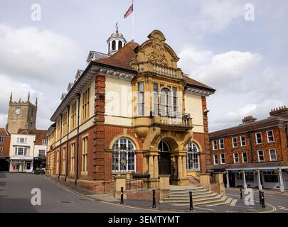 Blick auf das historische Rathaus von Marlborough mit roter Backsteinfassade und Steinfassade an der High Street. Stockfoto