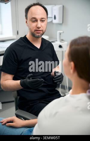 Kaukasische Ärztin berät Patientin in der Zahnklinik Stockfoto