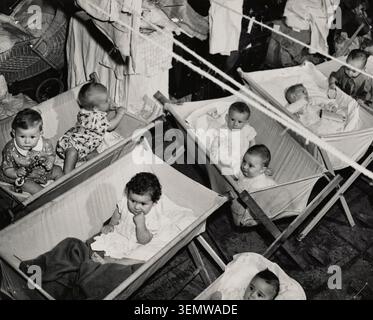 Neuseeland-amerikanische Kriegsbabies in der Schiffskinderei während der Pacific Voyage, um 1945 Stockfoto