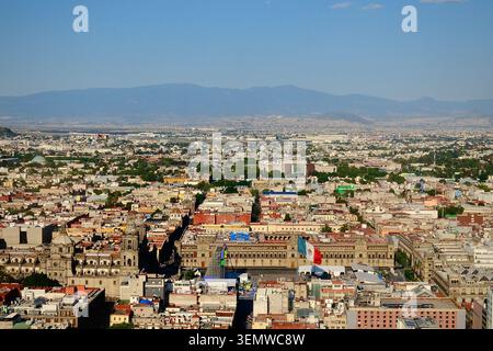 Blick aus der Vogelperspektive auf den Zocalo und das historische Zentrum (Mexico City, CDMX, Mexiko) Stockfoto