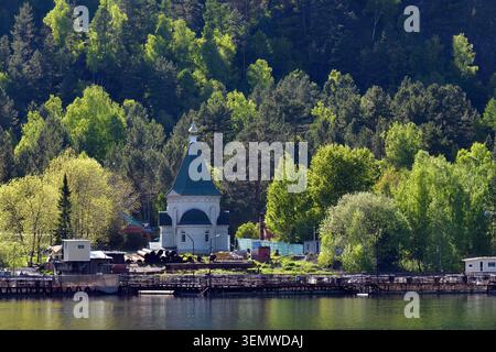 Fischfarm und Kapelle. Die Landschaft des Mainskoje-Reservoir ist ein künstliches Reservoir am Jenisei-Fluss in Khakassia, Russland Stockfoto