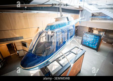 Eagle One US Park Police Bell Helicopter National Law Enforcement Museum Washington DC / WASHINGTON D.C., Vereinigte Staaten — Ein Hubschrauber der U.S. Park Police Bell hängt in der Nähe der absteigenden Treppe des National Law Enforcement Museum, das erste große Artefakt, das Besucher in den unterirdischen Galerien sehen. Dieses Flugzeug, bekannt als Eagle One, nahm am 13. Januar 1982 an der Rettung von Überlebenden von Air Florida Flug 90 teil, nachdem es während eines Schneesturms in den vereisten Potomac River stürzte. Die Operation hat die Rettungsprotokolle für Hubschrauber in den amerikanischen Strafverfolgungsbehörden neu gestaltet. Stockfoto