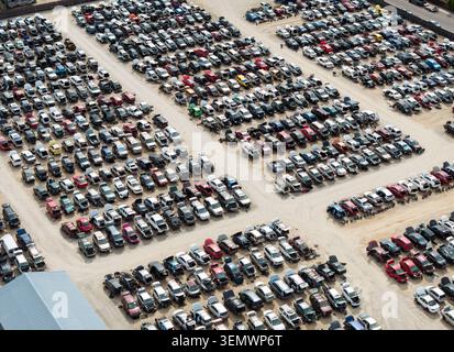 Die Drohnenansicht zeigt einen riesigen Schrottplatz voller Autos Stockfoto