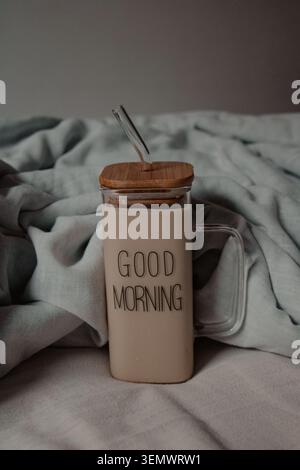 Guten Morgen trinken in einem Glasbecher Stockfoto