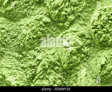 Vollbild-Nahaufnahme mit leuchtender grüner Matcha-Teepulver-Textur. Das glatte, fein gemahlene organische Pulver erzeugt einen soliden abstrakten Hintergrund mit Stockfoto