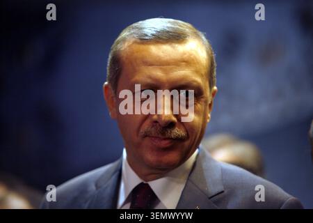 Der türkische Premierminister und Parteichef der AK, Recep Tayyip Erdoğan, nimmt an einer öffentlichen Veranstaltung Teil und spricht die Teilnehmer an. Stockfoto