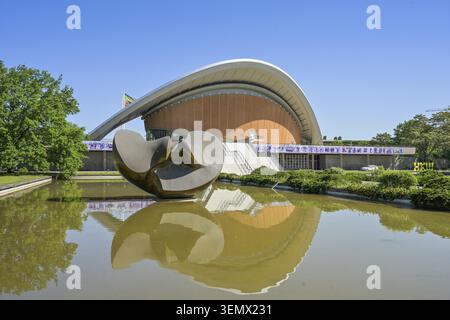 Henry Moore: Großer geteilter Oval-Schmetterling, Haus der Kulturen der Welt, John-Foster-Dulles-Allee, Tiergarten, Berlin, Deutschland Stockfoto
