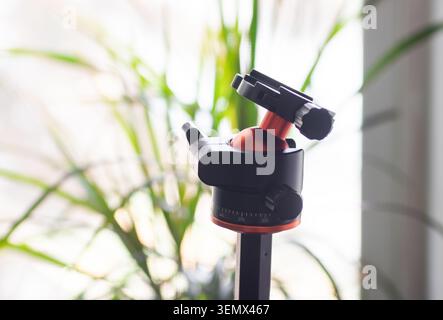 Nahaufnahme eines Stativkopfes vor verschwommenem Hintergrund. Stockfoto