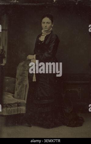 Atelierfoto von einer Frau in dunkler Kleidung. Stockfoto