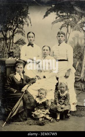 Familienporträt mit formellen, dunklen und hellen Langarmkleidern. Stockfoto