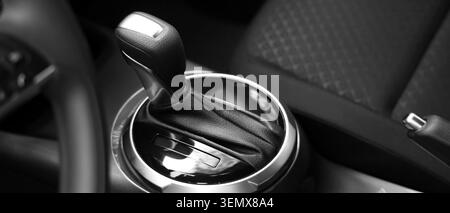 Moderner Auto-Innenraum mit automatischem Gangschalthebel und Konsole in Schwarz-weiß, Fahrzeugtechnik und Fahrerlebnis Stockfoto