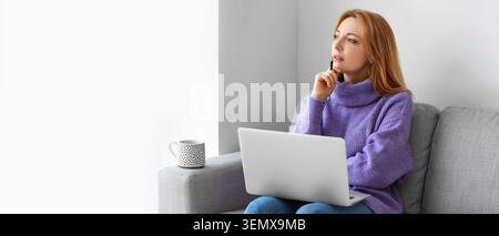 Durchdachte Frau, die Remote an einem Notebook arbeitet und über Geschäftsstrategie, kreative Problemlösung und Zukunftsplanung zu Hause nachdenkt Stockfoto