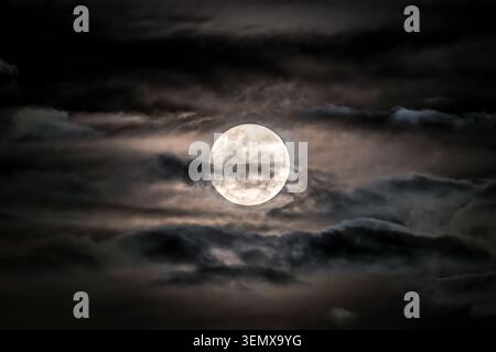 Abnehmender Gibbous Mond mit Wolken am Abendhimmel aus Blayney, Central West, NSW, Australien. Stockfoto
