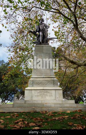 Bronzestatue des schottischen Dichters Robert Burns auf Steinsockel inmitten von Herbstblättern, Auckland Domain Stockfoto
