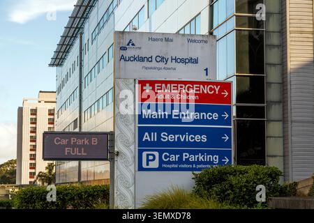 Hinweisschilder des Auckland City Hospital mit den Hinweisen Notfall, Haupteingang und Parkplatz Stockfoto