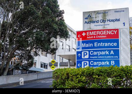 Auckland City Hospital Eingangsschild mit Emergency, Haupteingang und Parkplatz Wegbeschreibung, Auckland Stockfoto
