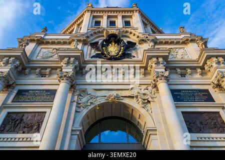 Dramatischer Flachwinkelblick auf das rekonstruierte barocke Hauptportal des Humboldt-Forums im Berliner Schloss, Berliner Schloss, Berliner Schloss. Stockfoto
