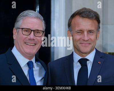 Keir Starmer (L) begrüßt den französischen Präsidenten Emmanuel Macron (R), der vor einer Rede der europäischen Staats- und Regierungschefs über die Unterstützung der Ukraine auf die Presse wartet. Stockfoto