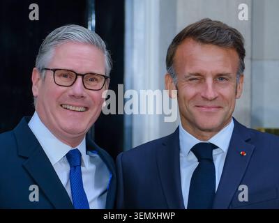 Premierminister Keir Starmer und ein blinkender französischer Präsident Emmanuel Macron in der Downing Street, im Vorfeld der Ukraine, Gespräche mit Wolodymyr Zelenskyj und Friedrich Merz. Stockfoto