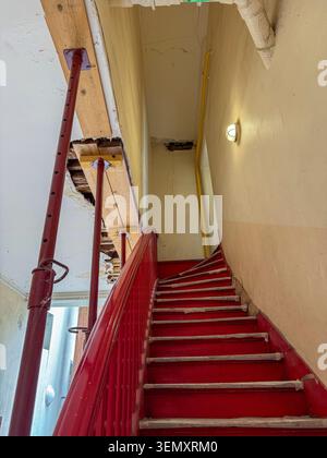Paris, Frankreich, Blick in die Alte Treppe, öffentliches Wohngebäude, Wasserschäden, HLM, Migrantenwohnungen mit niedrigem Einkommen, niedriger Winkel Stockfoto