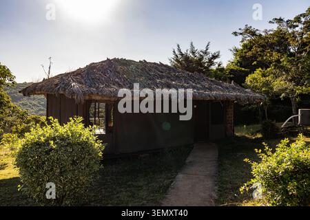 Luxuriöses Safari Lodge-Zelt mit Strohdach im Hochland in der Nähe des Ngorongoro-Kraters Tansania Stockfoto