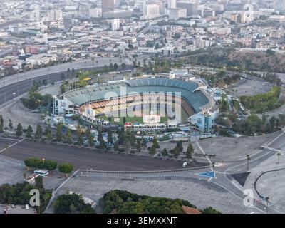 Los Angeles, Usa. Juni 2026. Ein Blick aus der Vogelperspektive auf das Dodger Stadium und die umliegenden Parkplätze in Los Angeles. Das Stadion ist Heimstadion der Los Angeles Dodgers. Quelle: SOPA Images Limited/Alamy Live News Stockfoto