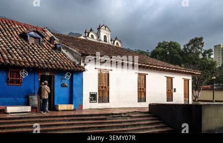 Zwei Männer reden vor einem Pub in Bogotá, Kolumbien Stockfoto