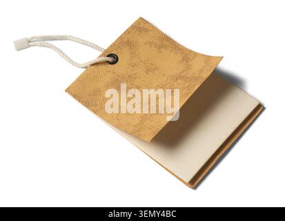 Leeres braunes Produktetikett aus strukturiertem Papier aus Pappe mit isoliertem weißem Hintergrund, leeres Warenetikett als Mustervorlage Stockfoto