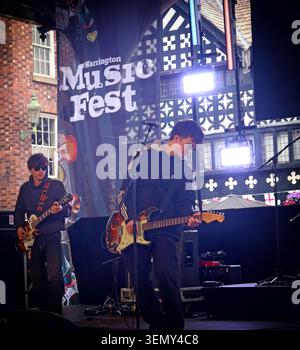 Die vierköpfige Black Desert Band tritt live beim Warrington Music Festival auf der Golden Square Bühne im Old Market Place in Warrington auf, Juni 2026 Stockfoto