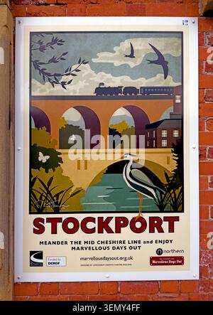 Das Stockport-Tourismusplakat im Retro-Stil wirbt für Attraktionen und Bahnreisen auf der Mid Cheshire Line unter dem Wahrzeichen der Stadt Stockfoto