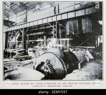 Greenwood Smelter der British Columbia Copper Company arbeitet in einem Industriegebäude und zeigt große Maschinen und Arbeiter, die am historischen Kupferbergbau und an der Metallurgie beteiligt sind. AUS DEM ARTIKEL KUPFERSCHMELZPRAXIS IM BOUNDARY DISTRICT, BRITISH COLUMBIA. Von Frederic Keffer. Vom Engineering Magazine gewidmet dem Industrial Progress Band XXXIII April - September 1907 The Engineering Magazine Co Stockfoto