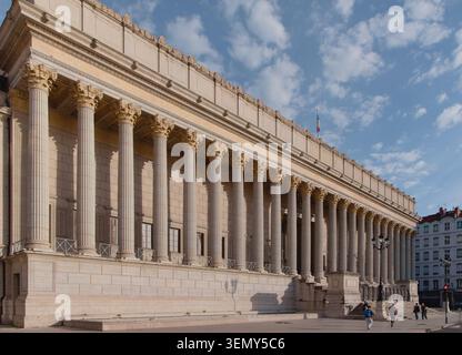 Beeindruckende neoklassizistische Fassade des historischen Gerichtsgebäudes Palais de Justice mit korinthischen Säulen in Lyon, Frankreich. Stockfoto