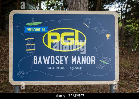 Schild für PGL Education and Activity Centre in Bawdsey Manor, Bawdsey, Suffolk, England, Großbritannien Stockfoto