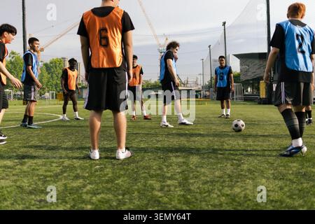 Verschiedene Fußballspieler Stehen Vor Dem Spiel Auf Dem Outdoor-Fußballfeld Stockfoto