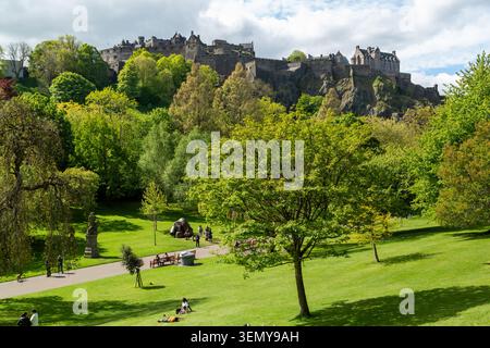 Blick auf das Schloss Edinburgh von den Princes Street Gardens an einem sonnigen Frühlingstag. Edinburgh, Schottland, Vereinigtes Königreich Stockfoto