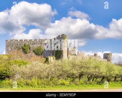 Manorbier Castle, Pembrokeshire, Wales, Großbritannien - steht am Küstenweg, direkt über dem Strand. Schöner Frühlingstag, frische grüne Blätter, blauer Himmel... Stockfoto