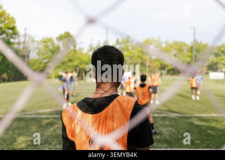 Afrikanischer Fußballspieler In Der Nähe Des Tornetzes Auf Dem Outdoor-Fußballfeld Stockfoto