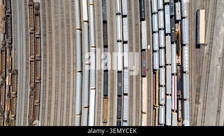 Draufsicht der im Logistikzentrum geparkten Lastaufnahmelager von oben Stockfoto