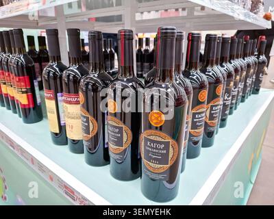 Woronesch, Russland - 11. April 2026. Flaschen mit süßem Rotwein aus Massandra und Tsimlyansky Kagor sind ordentlich in einem Supermarktregal in Russland angeordnet. Stockfoto
