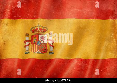 Alte, spanische Flagge schwenkend, abgenutzt, fleckig und zerknittert. Strukturierter canva-Hintergrund Stockfoto